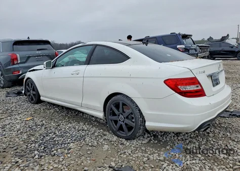 2013 Mercedes-Benz C 250 z USA, uszkodzony, nr VIN WDDGJ4HB5DF973490